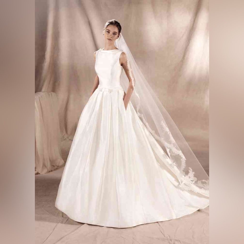Elegant wedding gown - Satin ballgown